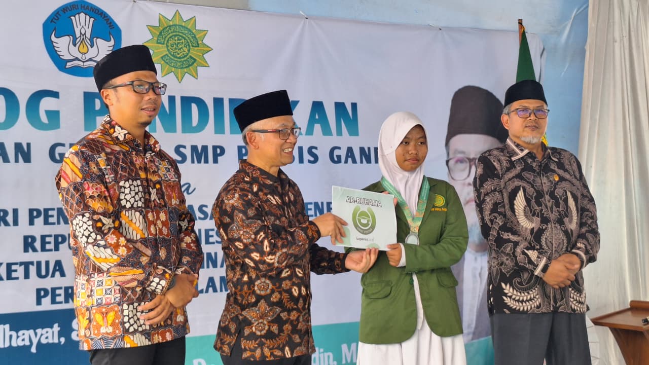 Bersama Wamendikdasmen, LAZ Persis Salurkan Beasiswa Arruhama di SMP Persis Gandok