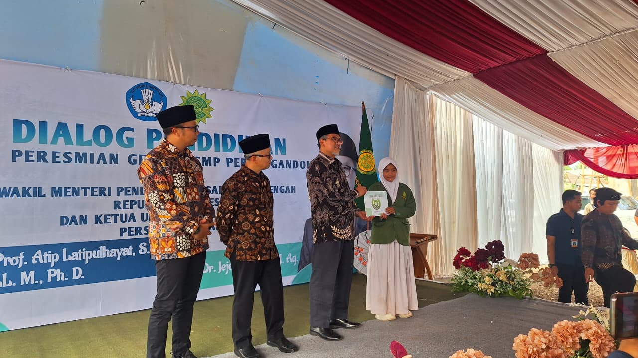 Bersama Wamendikdasmen, LAZ Persis Salurkan Beasiswa Arruhama di SMP Persis Gandok