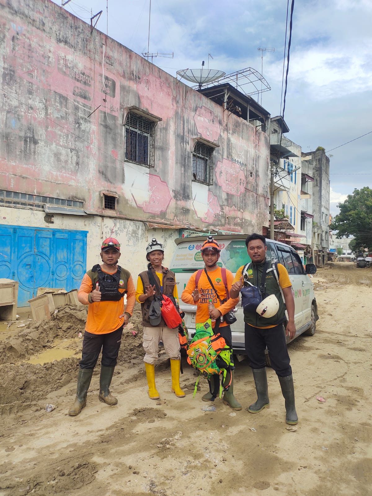 Relawan Tasikmalaya Susuri Sungai Tamiang dengan Perahu Demi Salurkan Bantuan ke Pedalaman Aceh Terisolasi