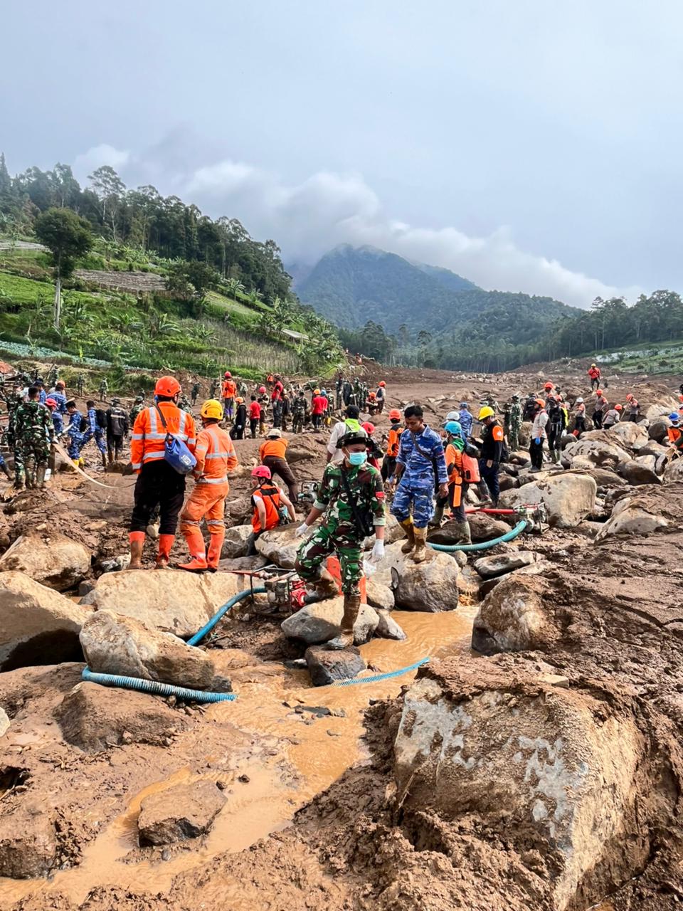 SIGAB Persis Korwil Jawa Barat Bersama Korda Lakukan Operasi Pencarian Korban Longsor Pasirlangu